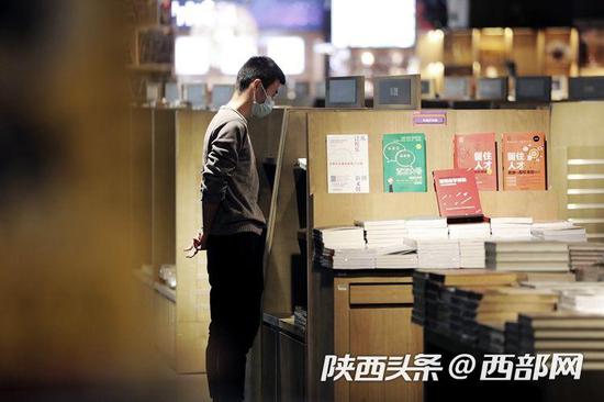 西安市民陆续走进书城,挑选书籍给自己“充电”。