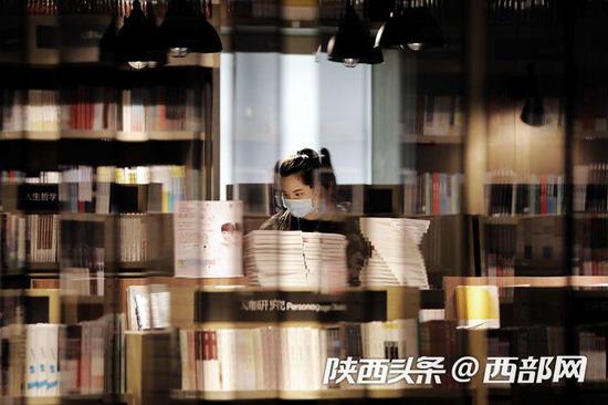 西安市民陆续走进书城，挑选书籍给自己“充电”。