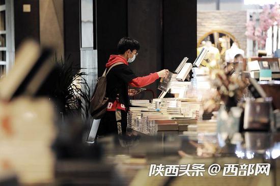 西安市民陆续走进书城,挑选书籍给自己“充电”。