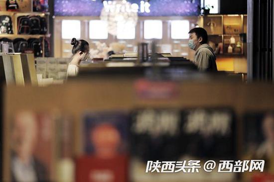 西安市民陆续走进书城,挑选书籍给自己“充电”。
