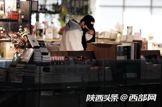 西安市民陆续走进书城,挑选书籍给自己“充电”。