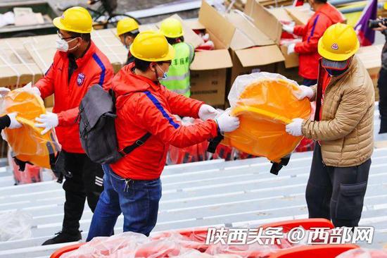 陕西球迷当起志愿者，参与到“圣朱雀”改造中。