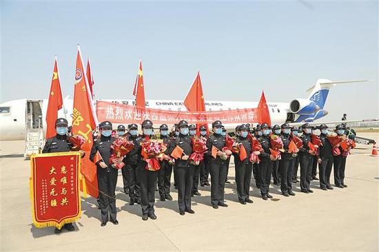 4月12日,陜西監(jiān)獄人民警察援鄂工作隊30名女隊員圓滿完成各項(xiàng)工作任務(wù)平安歸來。圖為隊員們下飛機(jī)后列隊亮相。本報記者 成全勃攝