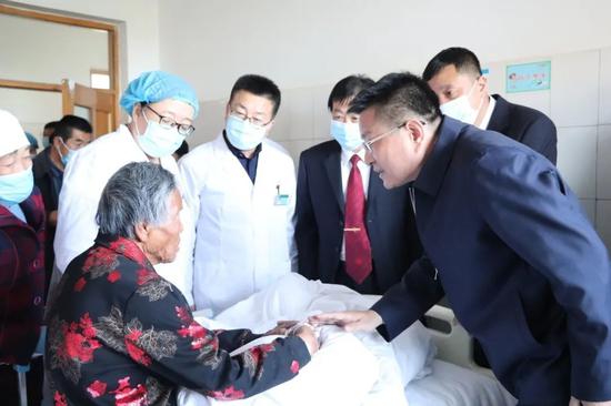 胡立平到靖边县中医院看望慰问“埋母案”被害人王某某。（图片来源：榆林市人民检察院）