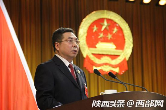 宝鸡市人民检察院检察长邢志坚代表宝鸡市人民检察院,向大会作工作报告。