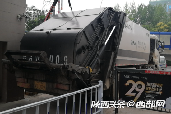 生活垃圾运输车辆密闭不严遗漏污水。