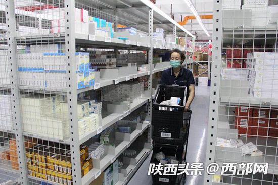 分拣工作人员推着推车,奔跑着拣药。