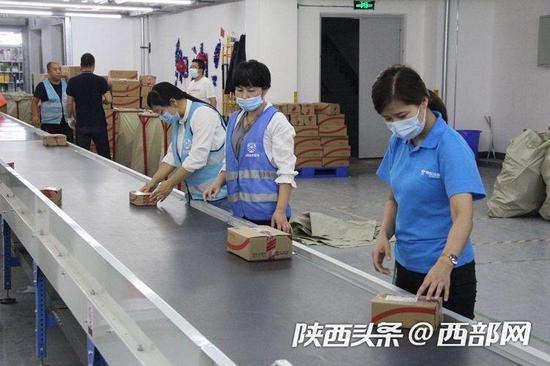 工作人员对出库药品进行检查