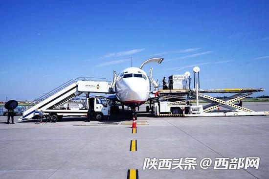 该条货运航线主要运输两地快件类货物。 高子博摄