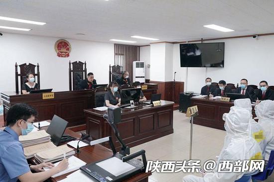三名被告人以“維持秩序”、“幫忙叫座”等名義,對非法運營的車主或司機收錢。