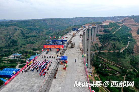 支党河特大桥合龙。
