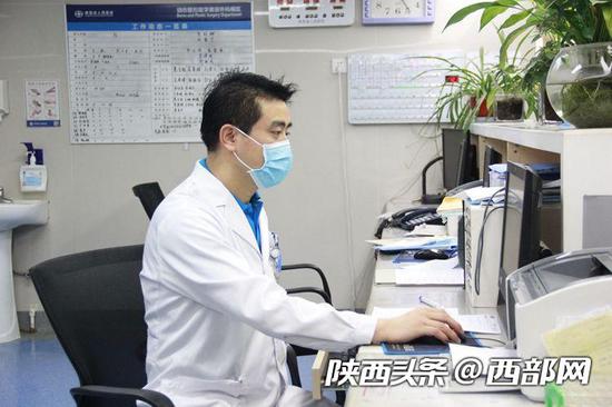 陕西省人民医院烧伤整容科主治医师王本峰说,家长一定要做到有效的看护和陪伴。