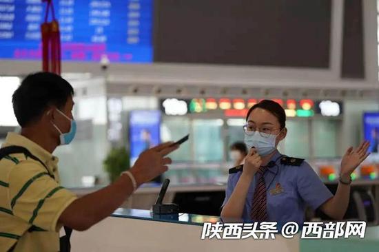 售票厅内增设便民服务台,为购票旅客提供问询、引导、开水供应等服务。