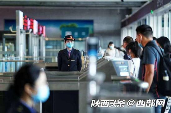 客流高峰集中在10月1日、2日、7日、8日,最高日10月1日。