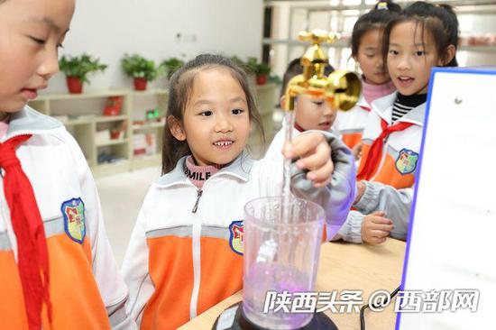 图说:陕西师范大学陆港小学的孩子们体验科学的乐趣。