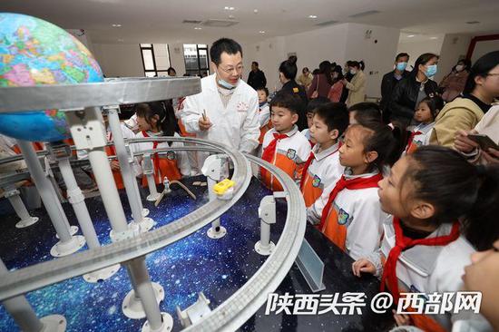图说:陕西师范大学陆港小学的孩子们体验科学的乐趣。