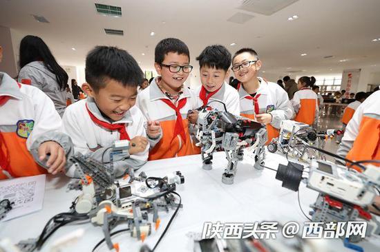 图说:陕西师范大学陆港小学的孩子们体验科学的乐趣。
