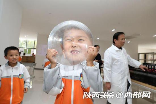 图说:陕西师范大学陆港小学的孩子们体验科学的乐趣。