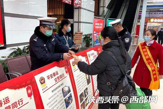 交警在客运站展开交通安全教育。