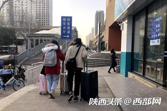 客运站外的旅客。