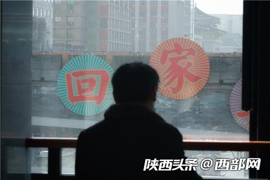 西安站内正在候车的旅客