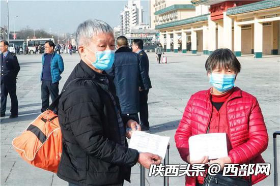  家在外地的旅客手持核酸检测阴性证明准备乘车