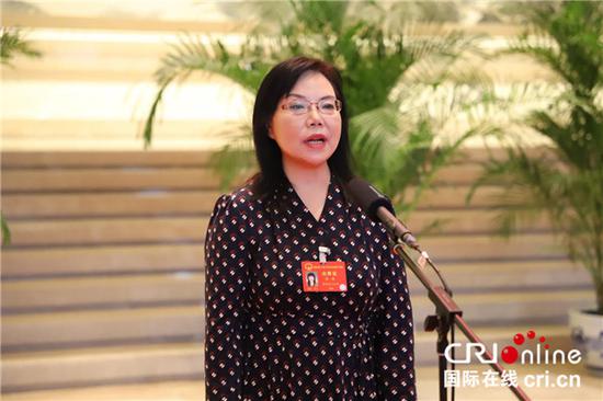 西安市人大代表张燕接受媒体采访 摄影 吴宇婷