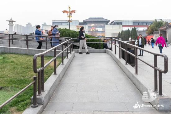 大唐不夜城内的无障碍通道