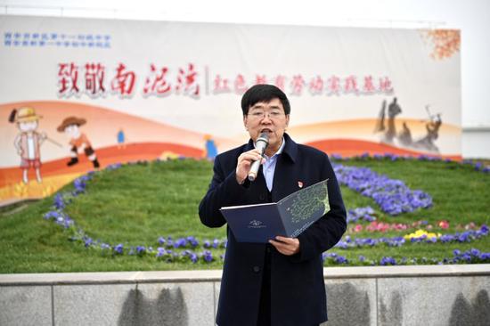 西安高新一中初中校区校长、西安高新区第十一初级中学校长王凤进致辞