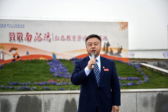 副校长郭戈宣布高新区第十一初级中学“春播春种”活动正式开始