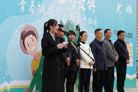 工作人员介绍大学生登山赛规则