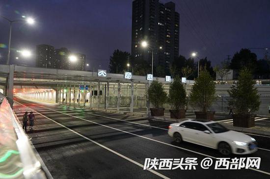 5月31日晚8时,经九路陇海铁路立交隧道正式通车放行。
