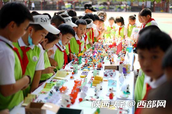 西安建国路小学学生制作手工泥塑十四运会吉祥物。