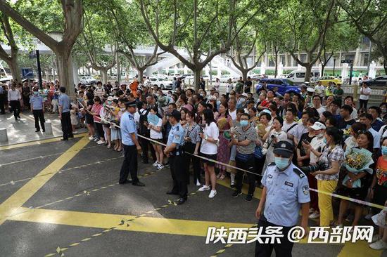 西工大附中门口家长等待孩子出考场。