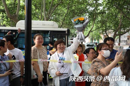 西工大附中门口,不少家长准备了鲜花迎接孩子。