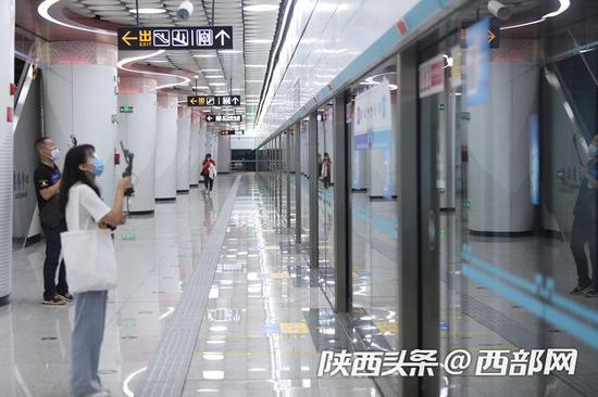 西安地铁14号线来了!记者带你一起试乘。