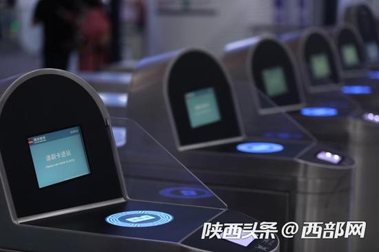 西安地铁14号线来了!记者带你一起试乘。