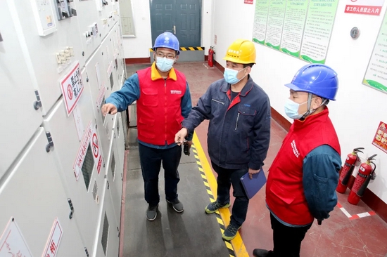 10月22日,山东聊城供电公司员工为该市疾病预防控制中心供水点东郊水厂开展安全用电检查