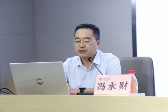 冯永财教授在西译图书馆学术报告厅作报告