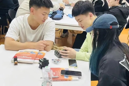 吴师傅为学生实际讲解