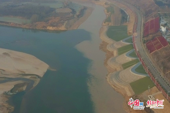 高陵区泾渭分明观景平台提升工程现场,“泾渭分明”格外明显