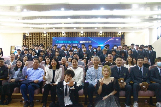 参加软件工程专业中美合作班开班仪式师生合影