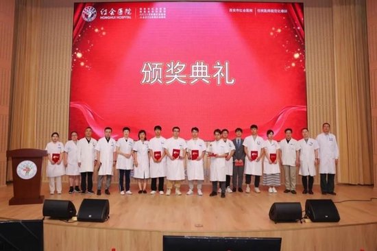 刘立平副院长和姚舒馨副部长为获奖学员颁发获奖证书与奖杯