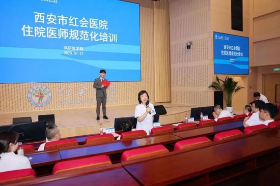 西安市红会医院副院长刘立平对选手表现进行点评