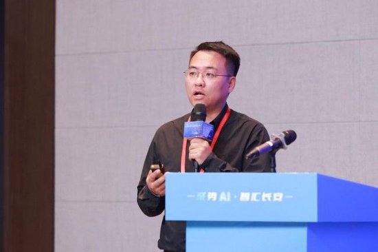 西安未来人工智能计算中心首席运营官张云鹏做推介