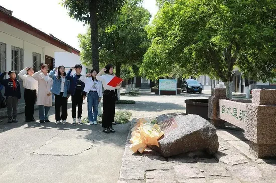 西安交大医学部、二附院开展“医学教育抗战纪念碑”建碑10周年纪念活动