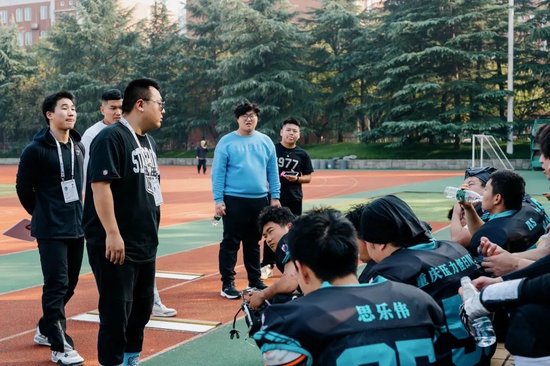 (图三)比赛中场休息时杨鲁正在激励队员们
