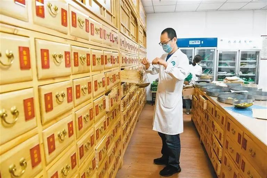 医务人员在为患者抓药。图/中国中医药报