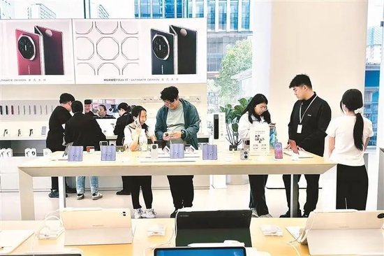 消费者在西安一商场内选购电子产品。