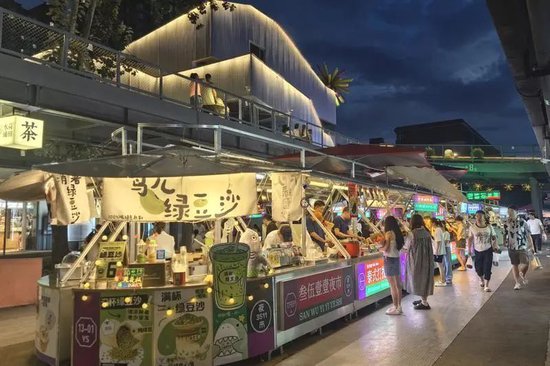 市民游客在叁伍壹壹TFEP文创园美食街区休闲消费。